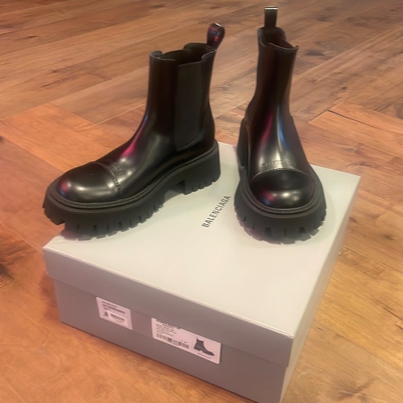 Brand NEW Authentic Balenciaga tractor booties - Picture 5 of 5